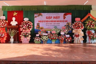 Trang trọng và ấm cúng trong buổi gặp mặt nhân dịp kỷ niệm 43 năm Ngày Nhà giáo Việt Nam 20/11/2025  tại trường THPT Kim Sơn A